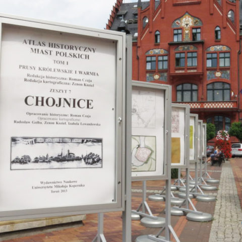 Jak wybrać trwałą gablotę zewnętrzną? Praktyczny przewodnik projektanta